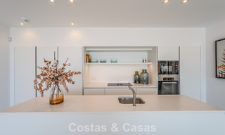 Sofisticado apartamento con vistas al mar en venta en un complejo boutique cerrado en las colinas de Marbella - Benahavis 783459 