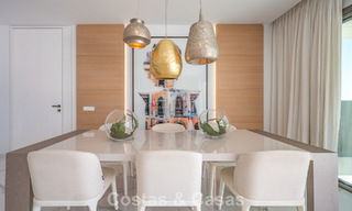 Sofisticado apartamento con vistas al mar en venta en un complejo boutique cerrado en las colinas de Marbella - Benahavis 783460 