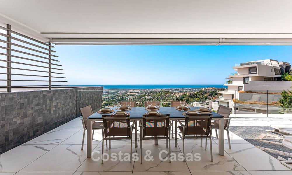 Sofisticado apartamento con vistas al mar en venta en un complejo boutique cerrado en las colinas de Marbella - Benahavis 783462