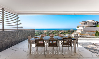 Sofisticado apartamento con vistas al mar en venta en un complejo boutique cerrado en las colinas de Marbella - Benahavis 783462 