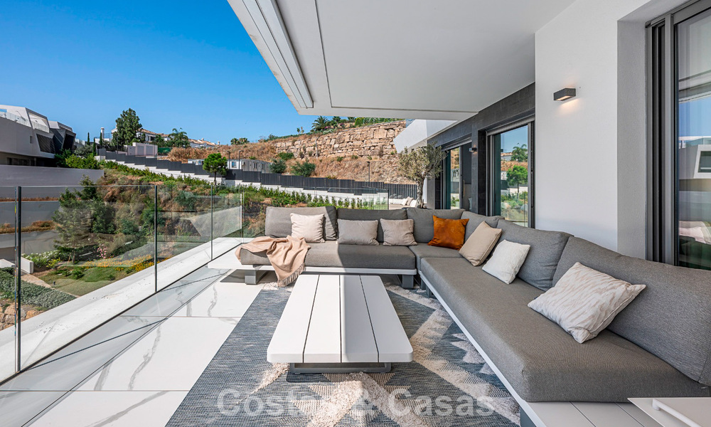 Sofisticado apartamento con vistas al mar en venta en un complejo boutique cerrado en las colinas de Marbella - Benahavis 783463