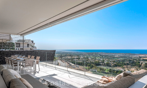 Sofisticado apartamento con vistas al mar en venta en un complejo boutique cerrado en las colinas de Marbella - Benahavis 783464