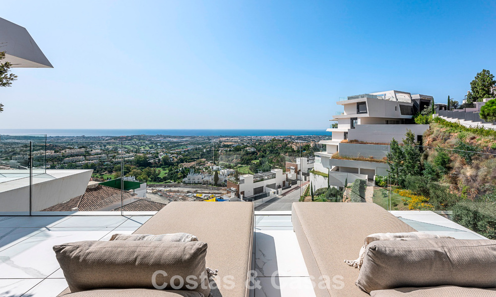 Sofisticado apartamento con vistas al mar en venta en un complejo boutique cerrado en las colinas de Marbella - Benahavis 783465