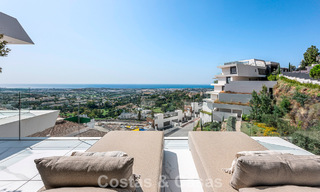Sofisticado apartamento con vistas al mar en venta en un complejo boutique cerrado en las colinas de Marbella - Benahavis 783465 