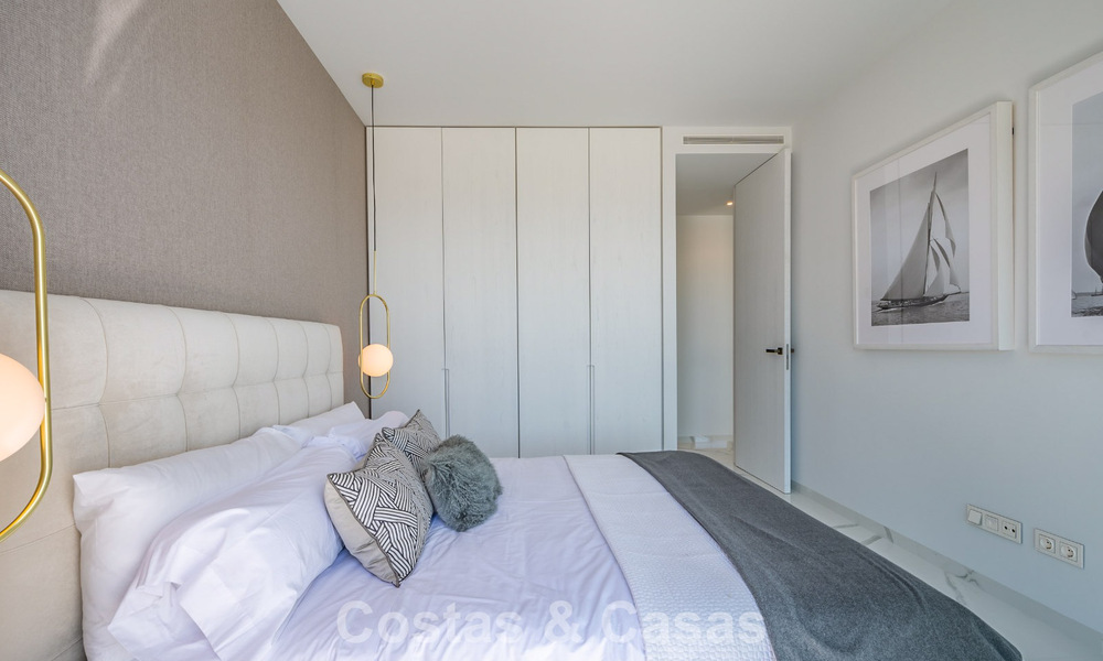 Sofisticado apartamento con vistas al mar en venta en un complejo boutique cerrado en las colinas de Marbella - Benahavis 783467