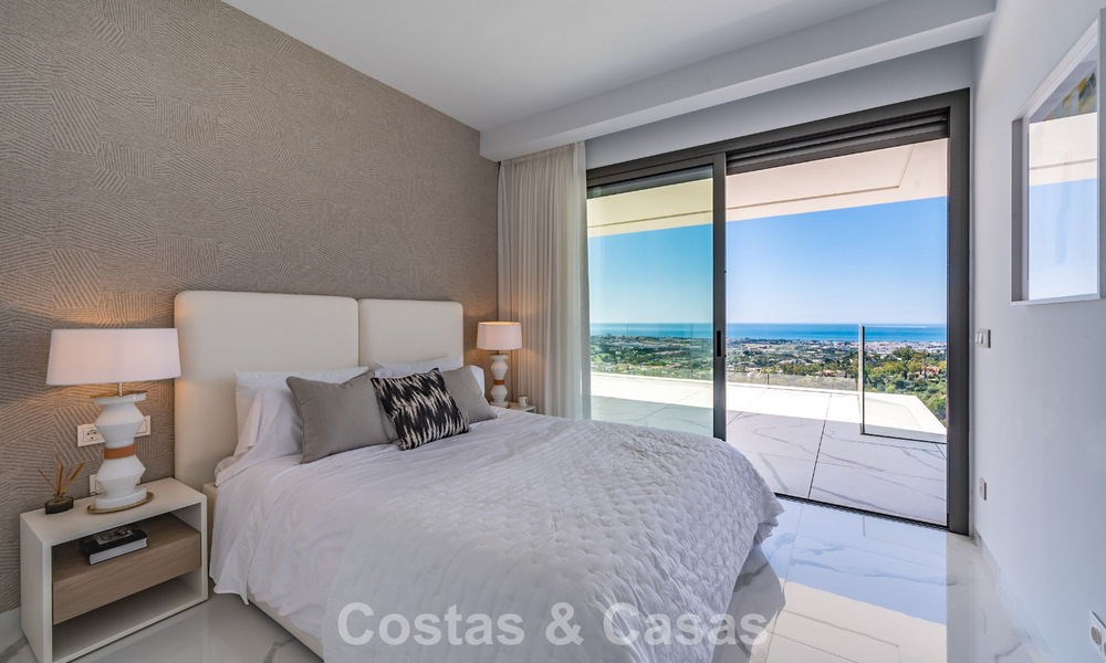 Sofisticado apartamento con vistas al mar en venta en un complejo boutique cerrado en las colinas de Marbella - Benahavis 783468