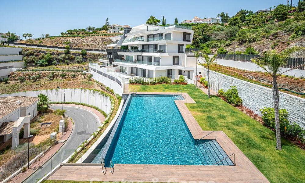 Sofisticado apartamento con vistas al mar en venta en un complejo boutique cerrado en las colinas de Marbella - Benahavis 783469