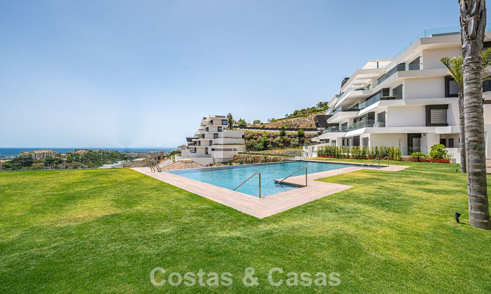 Sofisticado apartamento con vistas al mar en venta en un complejo boutique cerrado en las colinas de Marbella - Benahavis 783470