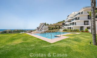 Sofisticado apartamento con vistas al mar en venta en un complejo boutique cerrado en las colinas de Marbella - Benahavis 783470 