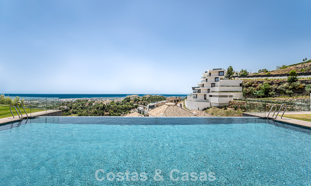 Sofisticado apartamento con vistas al mar en venta en un complejo boutique cerrado en las colinas de Marbella - Benahavis 783472