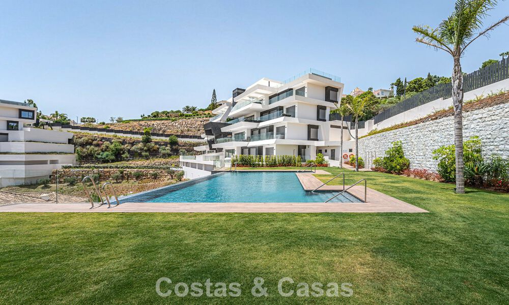 Sofisticado apartamento con vistas al mar en venta en un complejo boutique cerrado en las colinas de Marbella - Benahavis 783474
