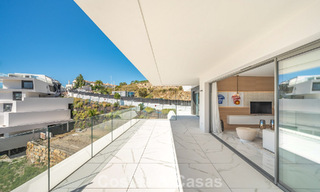 Sofisticado apartamento con vistas al mar en venta en un complejo boutique cerrado en las colinas de Marbella - Benahavis 783476 