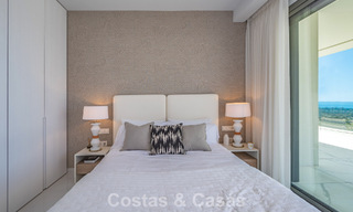 Sofisticado apartamento con vistas al mar en venta en un complejo boutique cerrado en las colinas de Marbella - Benahavis 783477 