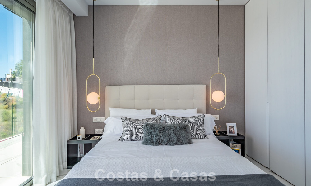 Sofisticado apartamento con vistas al mar en venta en un complejo boutique cerrado en las colinas de Marbella - Benahavis 783478
