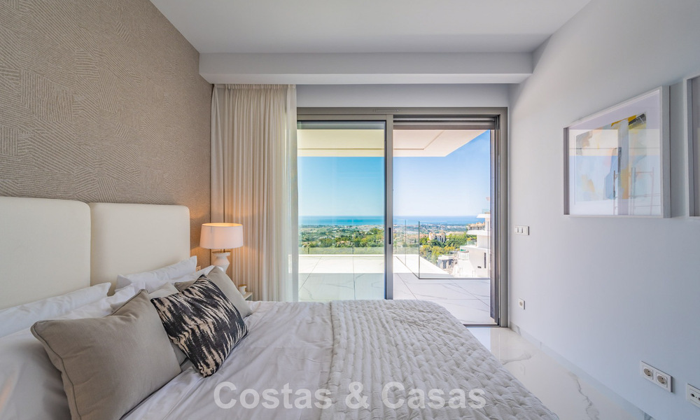 Sofisticado apartamento con vistas al mar en venta en un complejo boutique cerrado en las colinas de Marbella - Benahavis 783479