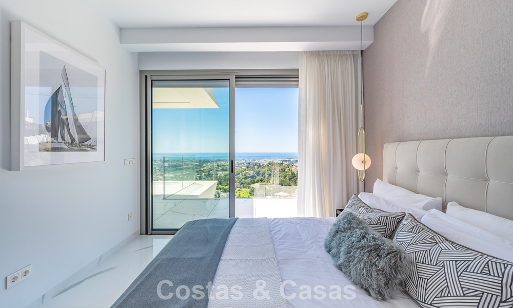 Sofisticado apartamento con vistas al mar en venta en un complejo boutique cerrado en las colinas de Marbella - Benahavis 783481