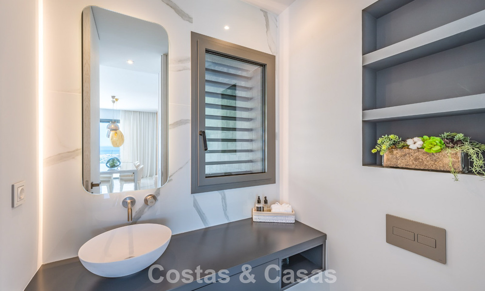 Sofisticado apartamento con vistas al mar en venta en un complejo boutique cerrado en las colinas de Marbella - Benahavis 783482