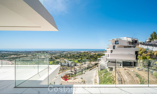 Sofisticado apartamento con vistas al mar en venta en un complejo boutique cerrado en las colinas de Marbella - Benahavis 783483 