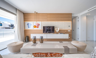 Sofisticado apartamento con vistas al mar en venta en un complejo boutique cerrado en las colinas de Marbella - Benahavis 783485 