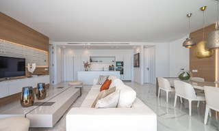 Sofisticado apartamento con vistas al mar en venta en un complejo boutique cerrado en las colinas de Marbella - Benahavis 783486 
