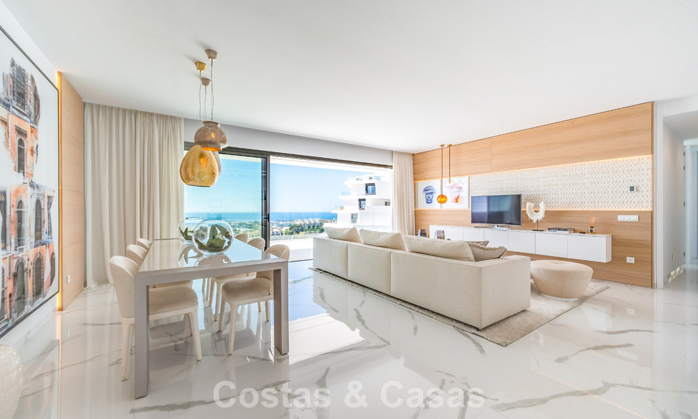 Sofisticado apartamento con vistas al mar en venta en un complejo boutique cerrado en las colinas de Marbella - Benahavis 783487