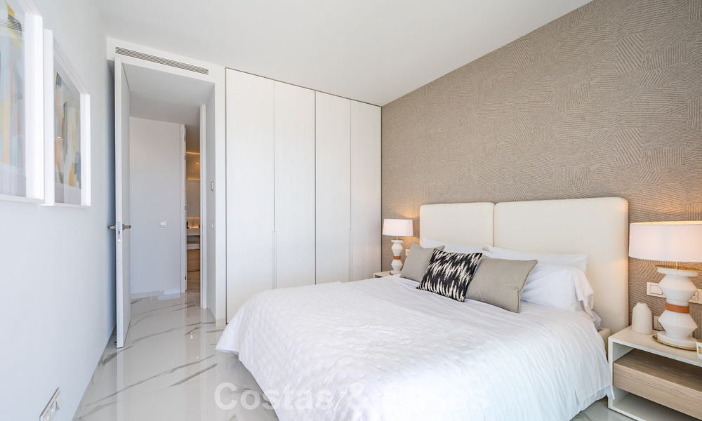Sofisticado apartamento con vistas al mar en venta en un complejo boutique cerrado en las colinas de Marbella - Benahavis 783488