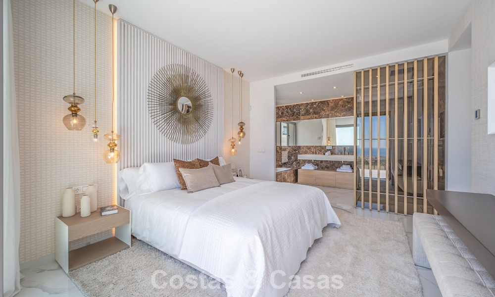 Sofisticado apartamento con vistas al mar en venta en un complejo boutique cerrado en las colinas de Marbella - Benahavis 783490