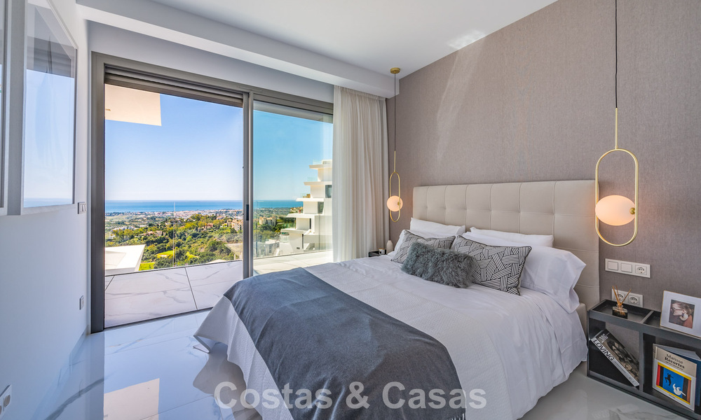 Sofisticado apartamento con vistas al mar en venta en un complejo boutique cerrado en las colinas de Marbella - Benahavis 783491