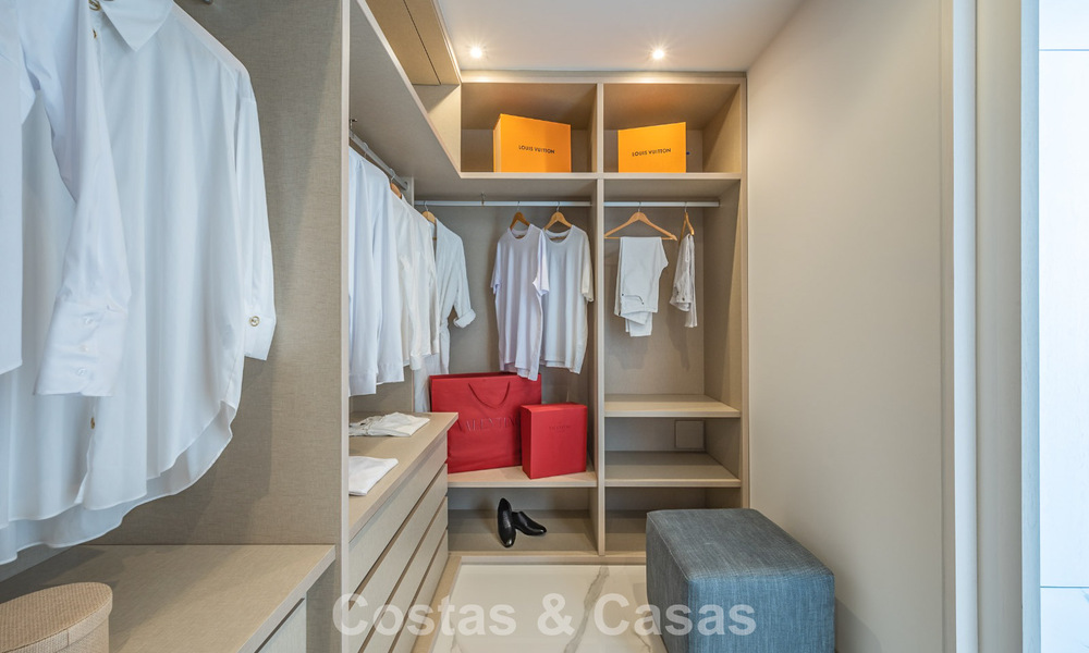 Sofisticado apartamento con vistas al mar en venta en un complejo boutique cerrado en las colinas de Marbella - Benahavis 783492