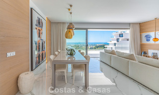 Sofisticado apartamento con vistas al mar en venta en un complejo boutique cerrado en las colinas de Marbella - Benahavis 783496 
