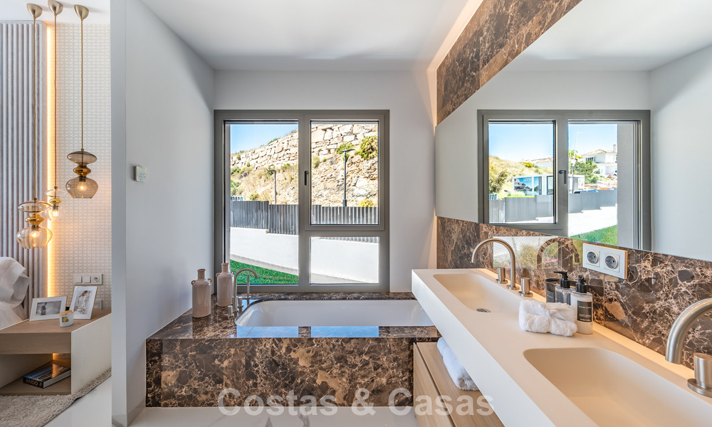 Sofisticado apartamento con vistas al mar en venta en un complejo boutique cerrado en las colinas de Marbella - Benahavis 783497