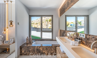 Sofisticado apartamento con vistas al mar en venta en un complejo boutique cerrado en las colinas de Marbella - Benahavis 783497 