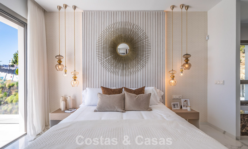 Sofisticado apartamento con vistas al mar en venta en un complejo boutique cerrado en las colinas de Marbella - Benahavis 783498