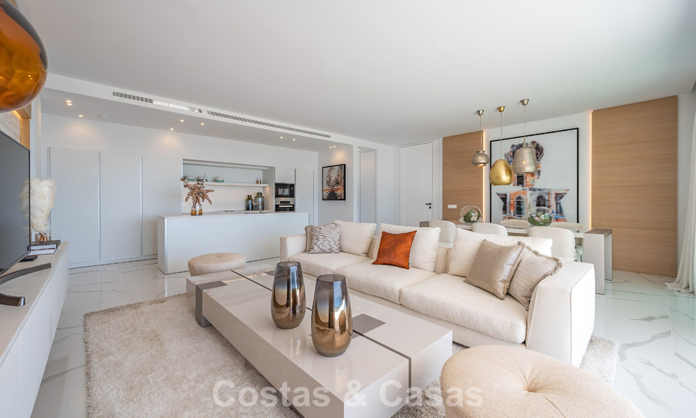Sofisticado apartamento con vistas al mar en venta en un complejo boutique cerrado en las colinas de Marbella - Benahavis 783499