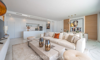 Sofisticado apartamento con vistas al mar en venta en un complejo boutique cerrado en las colinas de Marbella - Benahavis 783499 