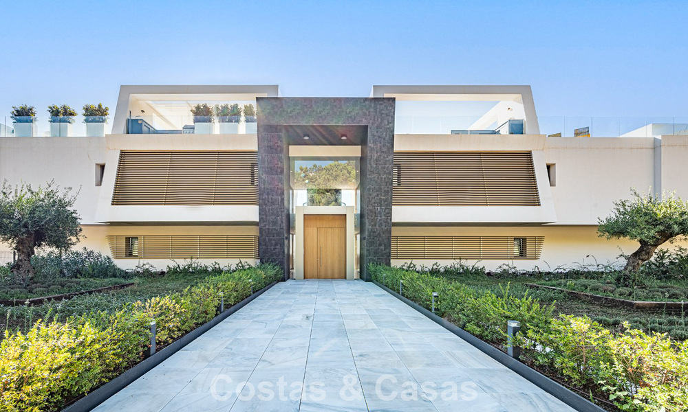 Sofisticado apartamento con vistas al mar en venta en un complejo boutique cerrado en las colinas de Marbella - Benahavis 783500