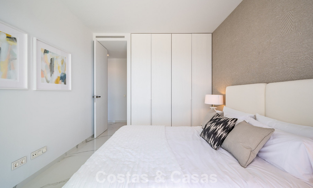 Sofisticado apartamento con vistas al mar en venta en un complejo boutique cerrado en las colinas de Marbella - Benahavis 783501