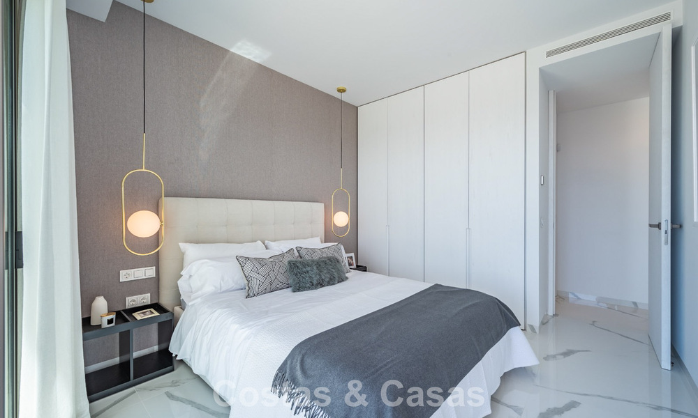 Sofisticado apartamento con vistas al mar en venta en un complejo boutique cerrado en las colinas de Marbella - Benahavis 783502