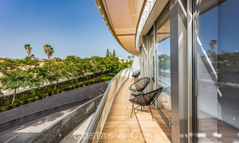 Moderno apartamento de 4 dormitorios en primera línea de playa con vistas al mar en venta en Estepona, Costa del Sol 782661