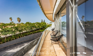Moderno apartamento de 4 dormitorios en primera línea de playa con vistas al mar en venta en Estepona, Costa del Sol 782661 
