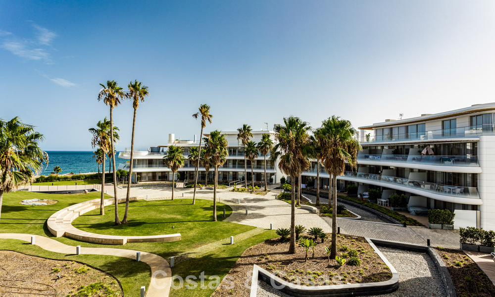 Moderno apartamento de 4 dormitorios en primera línea de playa con vistas al mar en venta en Estepona, Costa del Sol 782662