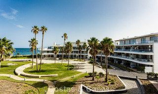Moderno apartamento de 4 dormitorios en primera línea de playa con vistas al mar en venta en Estepona, Costa del Sol 782662 