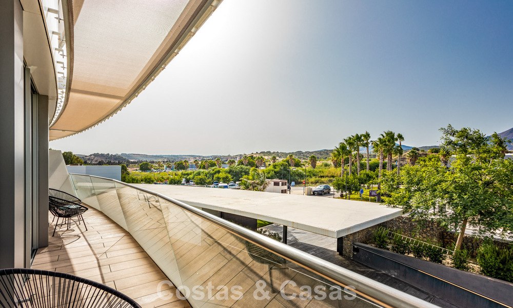 Moderno apartamento de 4 dormitorios en primera línea de playa con vistas al mar en venta en Estepona, Costa del Sol 782663