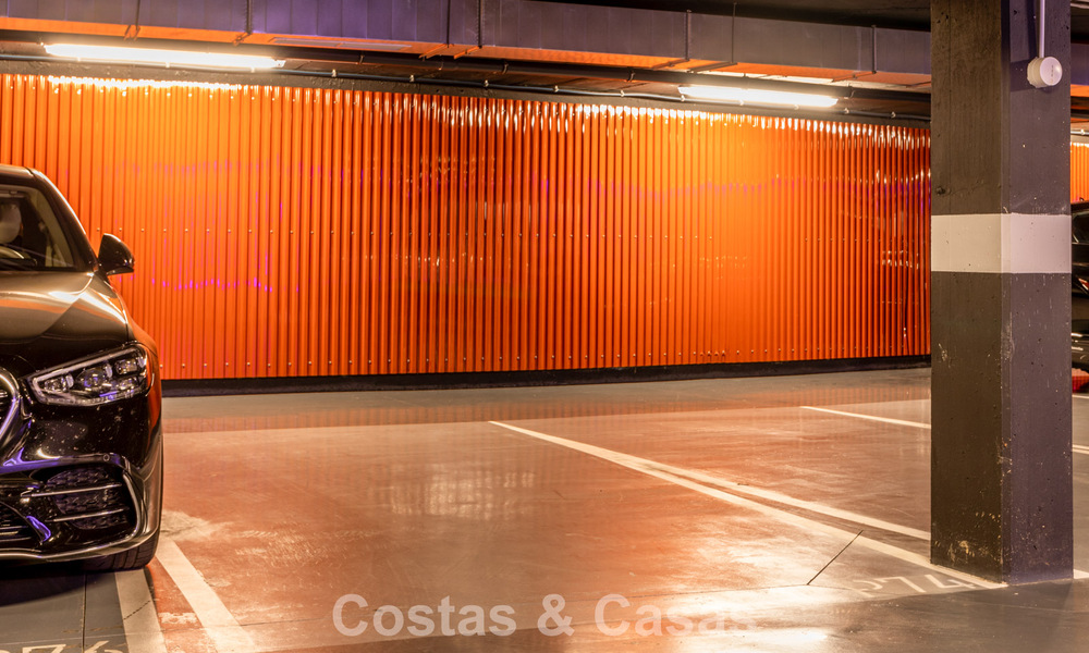 Moderno apartamento de 4 dormitorios en primera línea de playa con vistas al mar en venta en Estepona, Costa del Sol 782664