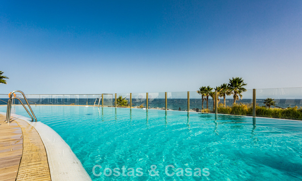 Moderno apartamento de 4 dormitorios en primera línea de playa con vistas al mar en venta en Estepona, Costa del Sol 782665