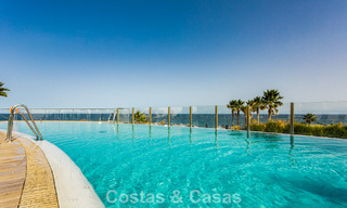 Moderno apartamento de 4 dormitorios en primera línea de playa con vistas al mar en venta en Estepona, Costa del Sol 782665 