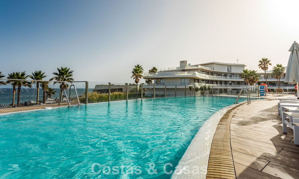 Moderno apartamento de 4 dormitorios en primera línea de playa con vistas al mar en venta en Estepona, Costa del Sol 782666