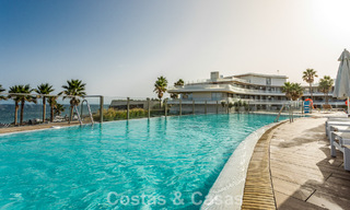 Moderno apartamento de 4 dormitorios en primera línea de playa con vistas al mar en venta en Estepona, Costa del Sol 782666 