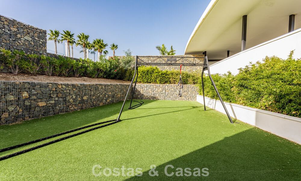 Moderno apartamento de 4 dormitorios en primera línea de playa con vistas al mar en venta en Estepona, Costa del Sol 782669