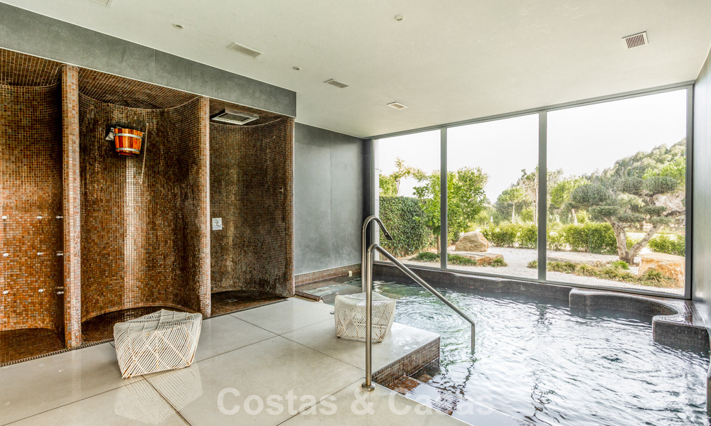 Moderno apartamento de 4 dormitorios en primera línea de playa con vistas al mar en venta en Estepona, Costa del Sol 782670